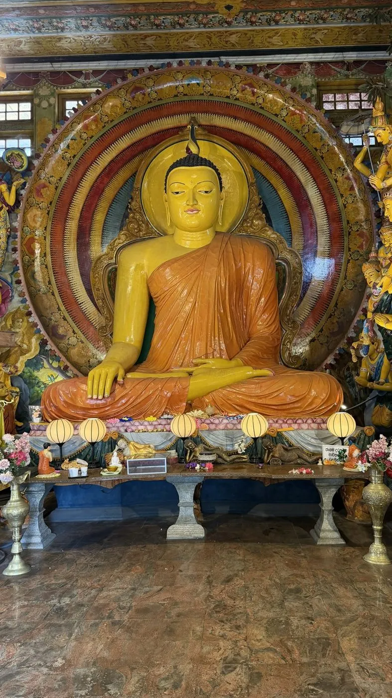 The great seated Buddha inside Gangaramaya