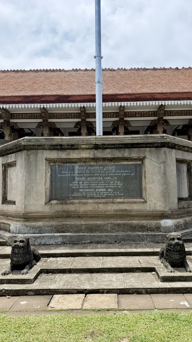 Stone lions and the 4 February 1948 independence plaque