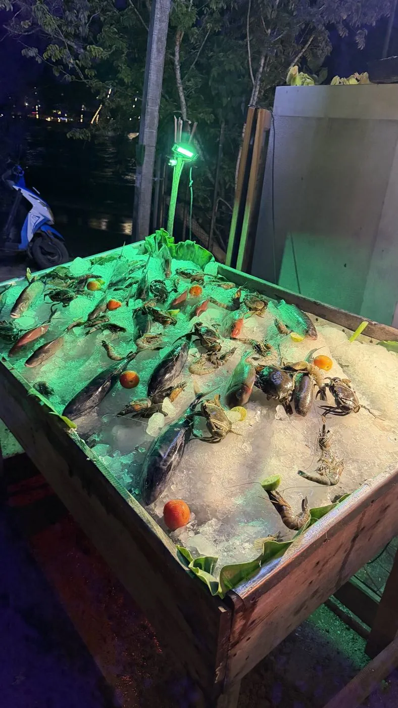 Muthu Bar's catch of the day on ice: tuna, reef fish, crabs and prawns