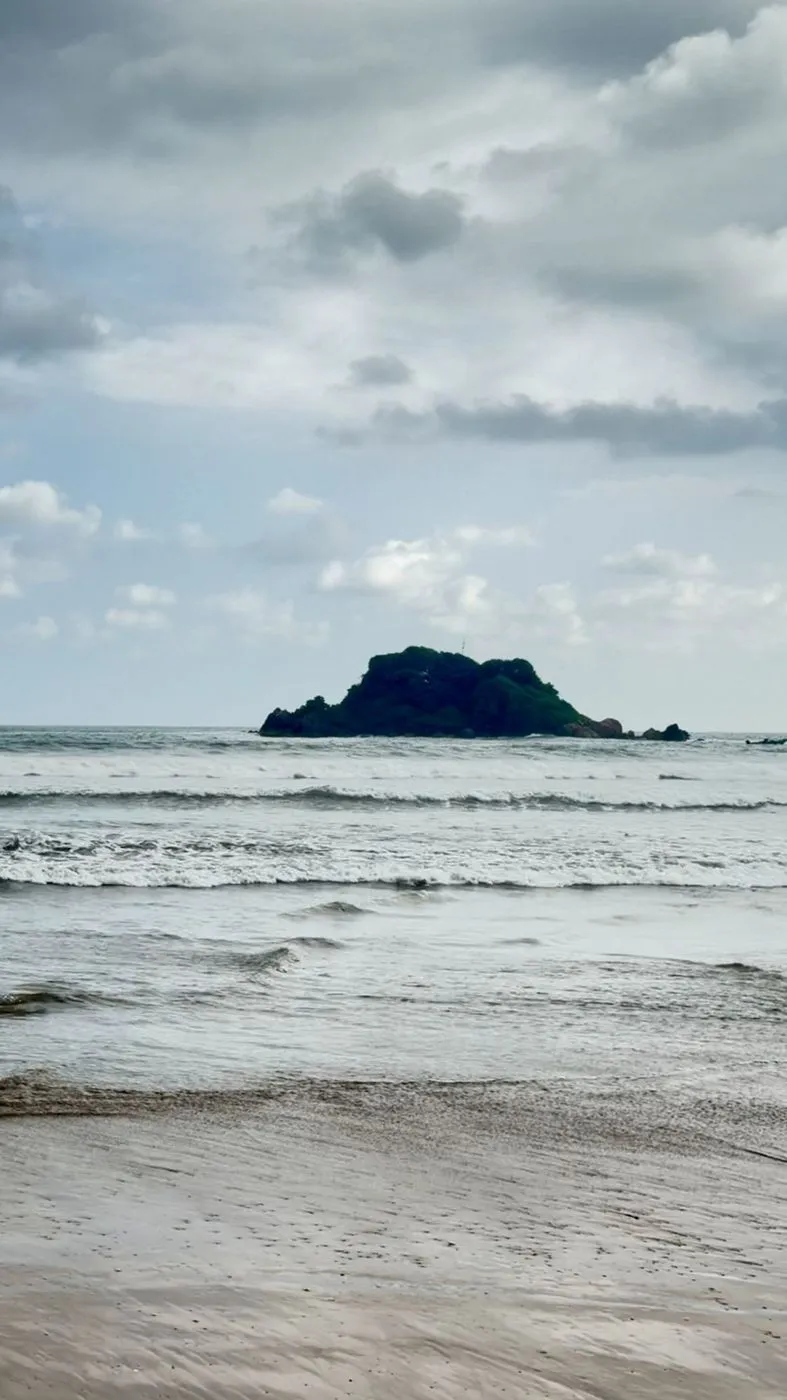 Weligama bay with Taprobane Island